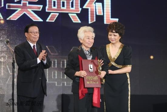 于蓝获第 27 届中国电影金鸡奖终身成就奖.jpeg