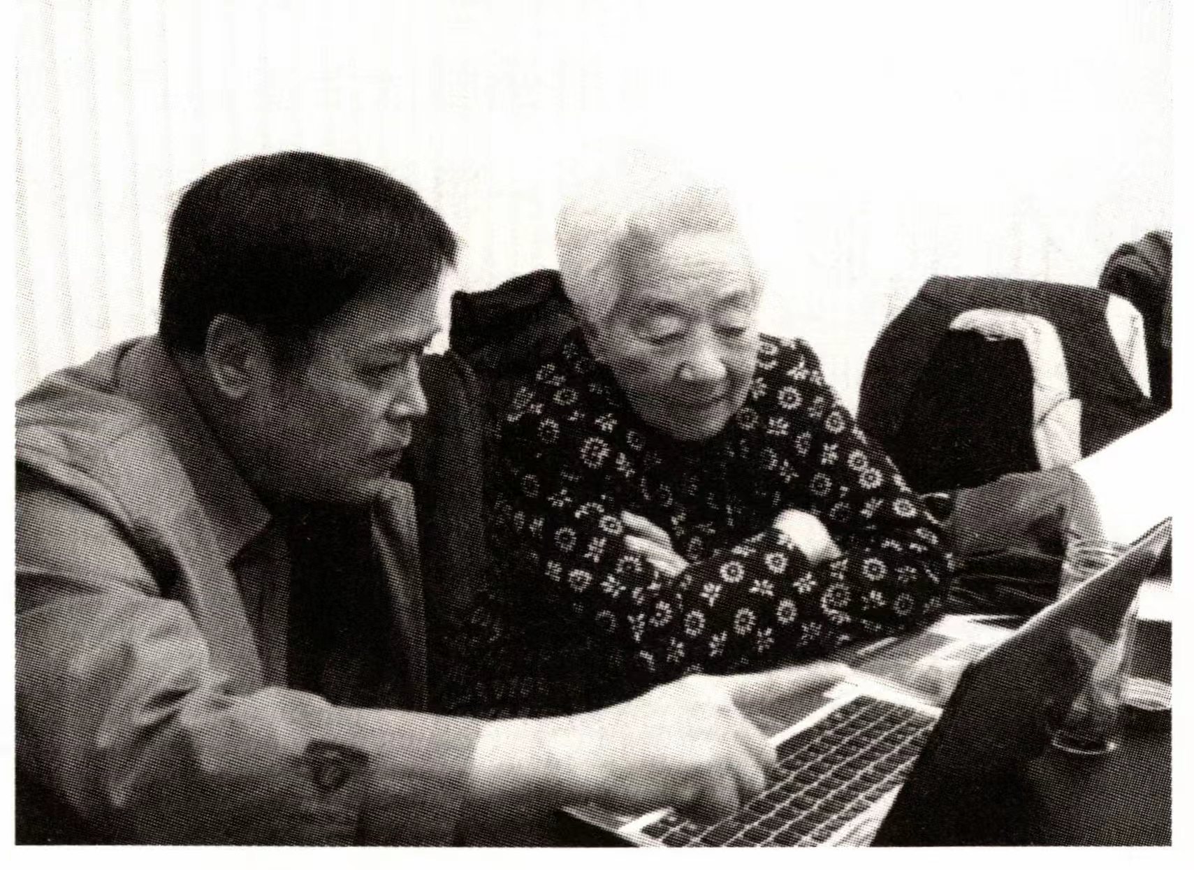 院线创始人陈俊斌为于蓝老师介绍陕西影视教育情况.jpg