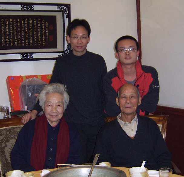 于蓝与黄军家人.jpg