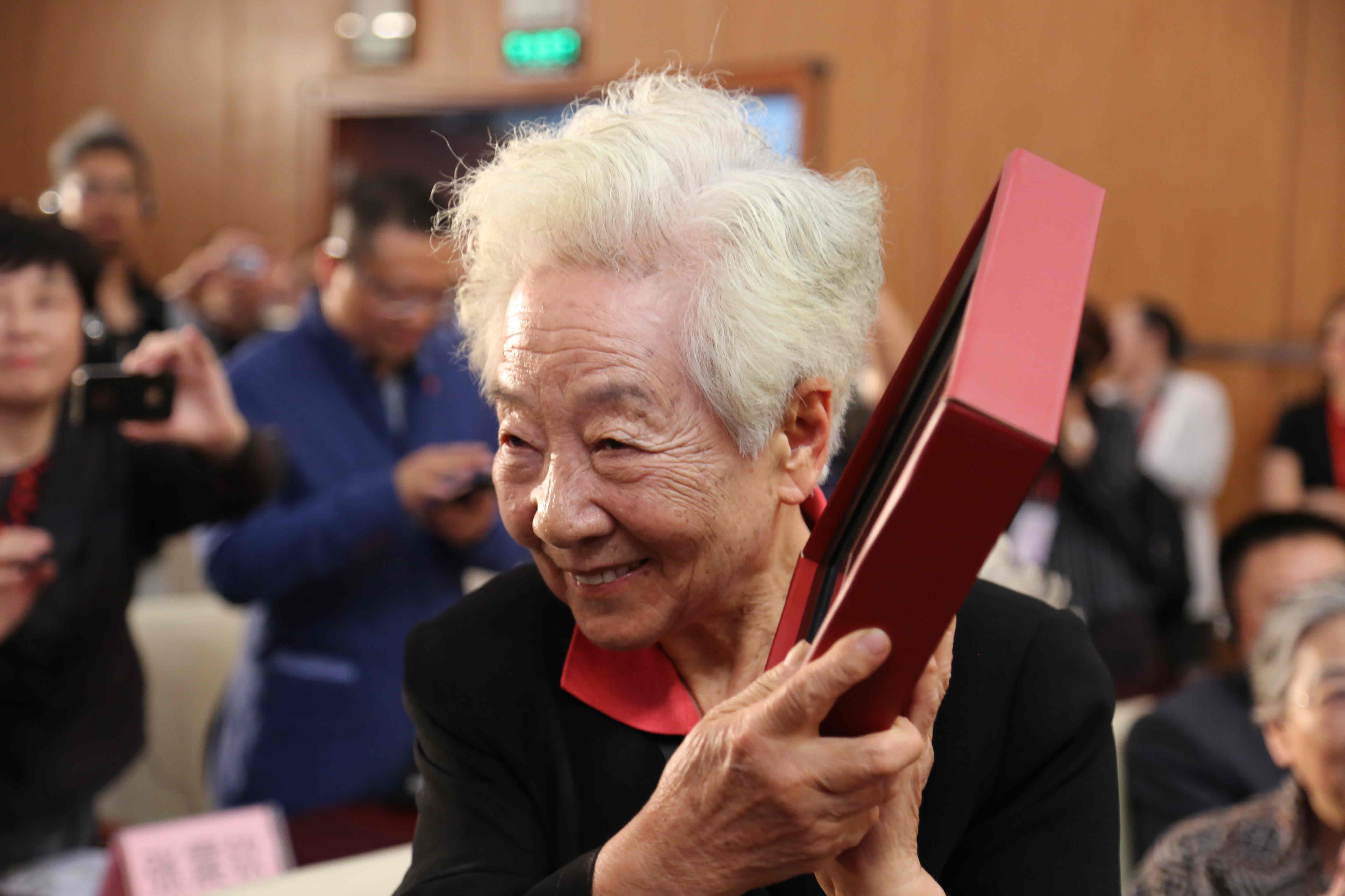 于蓝老师获终身成就奖(网站版).jpg