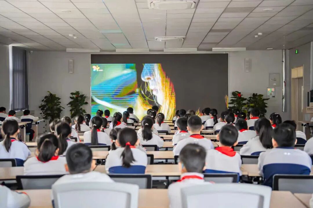 学生观影.jpg
